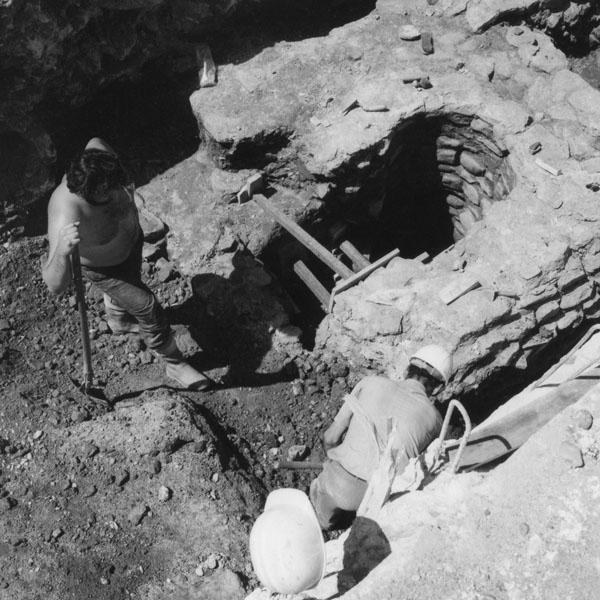 Fouilles archéologiques : mise au jour d’une pompe hydraulique en bois, place Ampère (69002) 
